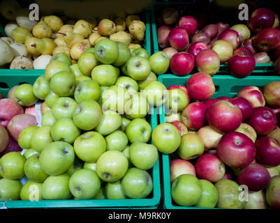 In den Kisten auf die Schaufenster sind schöne rote und grüne Äpfel. Stockfoto