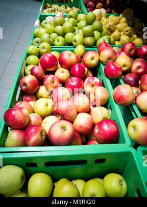 Es ist eine Frucht Zeile im Supermarkt. Schöne Früchte auf dem Display. Stockfoto