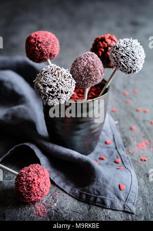 Köstliche Schokolade Kuchen pops dekoriert mit roten und weißen besprüht Stockfoto