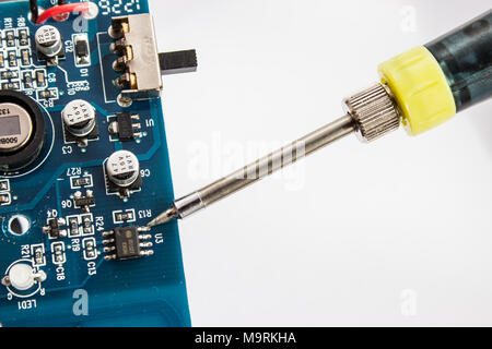 Löten von Zinn der elektronischen componentzs auf der Leiterplatte. Stockfoto