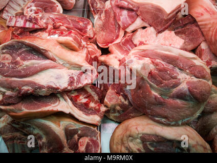 Große Stücke von Schweinefleisch sind im Laden zum Verkauf. Stockfoto