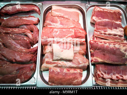 Große Stücke von Schweinefleisch sind im Laden zum Verkauf. Stockfoto
