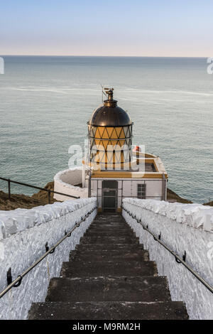 Dieser Leuchtturm an der Spitze einer felsigen Landzunge, wie St. Abbs Head bekannt liegt an der Ostküste von Schottland. Der Leuchtturm entworfen und Bui Stockfoto