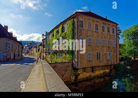 Europa, Frankreich, Jura (Frankreich - Comté), Arbois, avenue Pasteur, Fluss La Cuisance, typische Gebäude, Maison de Louis Pasteur, Louis Pasteur Museum, ar Stockfoto