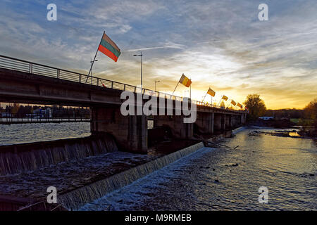 Europa, Frankreich, Auvergne, Vichy, Pont de l'Europe, Reservoir Allier, Brücke und Stau Mauer, Abendstimmung, Architektur, Brücken, Fahnen, See, pl Stockfoto