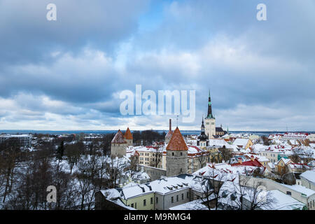 Tallinn, Estland - Februar 2018: Tallinn Altstadt mit Schnee im Winter, Estland. Die Altstadt ist ein beliebter Ort für Touristen im Stadtzentrum von Tallinn. Stockfoto