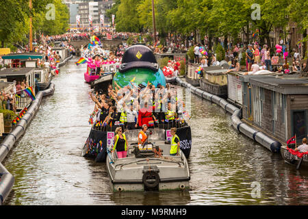 Die Polizei Boot in der prinsegracht während der Amsterdam CanalParade 2016 Stockfoto