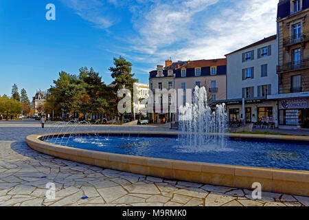 Europa, Frankreich, Auvergne, Vichy, Place Charles de Gaulle, Springbrunnen, Place Charles de Gaulle, Architektur, Bäume, Gebäude, Menschen, Menschen, Pflanzen, p Stockfoto