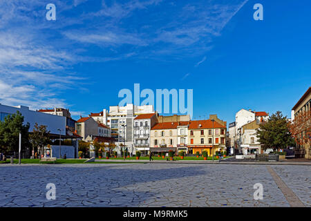 Europa, Frankreich, Auvergne, Vichy, Place Charles de Gaulle, Charles de Gaulle, Architektur, Bäume, Gebäude, Menschen, Menschen, Pflanzen, Ort der in Stockfoto