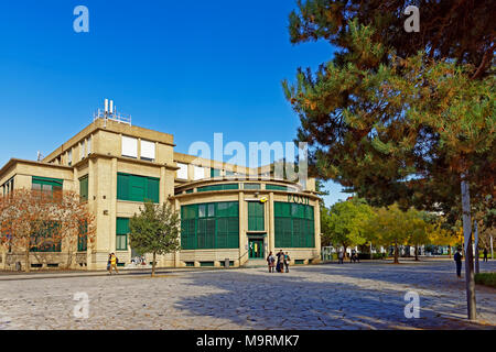 Europa, Frankreich, Auvergne, Vichy, Place Charles de Gaulle, Post, Postbank, Architektur, Bäume, Gebäude, Menschen, Menschen, Pflanzen, Ort von Interesse Stockfoto