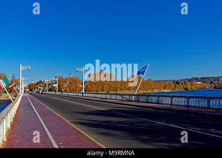 Europa, Frankreich, Auvergne, Vichy, Pont de Bellerive, Fahnen, park Président John Fitzgerald Kennedy, Reservoir Allier, Brücke, Pont de Bellerive, Herbst Stockfoto