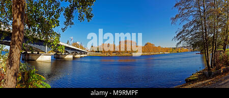 Europa, Frankreich, Auvergne, Vichy, Pont de Bellerive, Fahnen, park Président John Fitzgerald Kennedy, Brücke, Behälter Allier, Pont de Bellerive, Herbst Stockfoto