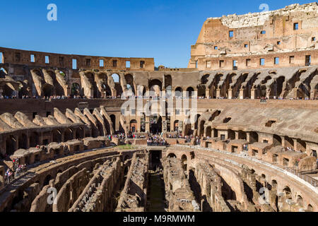 De cavea der grossen historischen Kolosseum in Rom, Italien Stockfoto