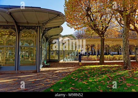 Europa, Frankreich, Auvergne, Vichy, avenue Thermale, Galerie der Quellen, Pumpenraum der Federn, Kolonnade, Herbst, Farbe der Blätter, Gebäude, Stockfoto