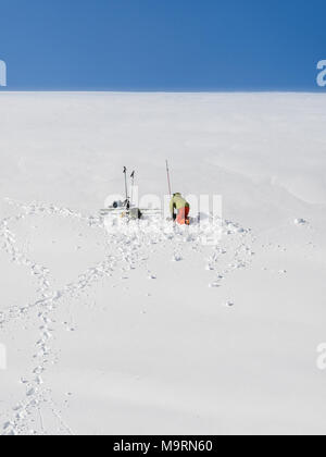 Ein Mitglied der Scottish Avalanche Information Service Durchführung von Beobachtungen auf der Schneedecke Stabilität in der Nähe von Glenshee Skigebiet in die Cairngorm Stockfoto