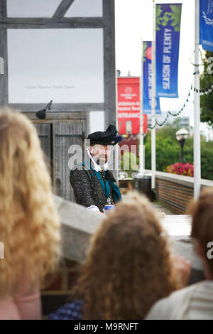 Shakespeare Schauspieler außerhalb, das Globe Theatre in London, die für ein Publikum. Stockfoto