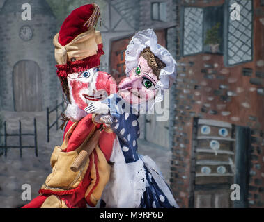 Traditionelle britische seaside Kaspertheater Puppenspiel, mit Punch und Judy umarmen in Llandudno, Wales, UK. Stockfoto