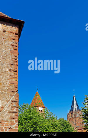 Europa, Frankreich, Rhein, Bas (Elsass), das Weiße Schloss, Wissembourg, Rue Stanislas, nick Tower, 14. Cent., Türme, Kloster, Kirche Saints-Pierre-et-P Stockfoto