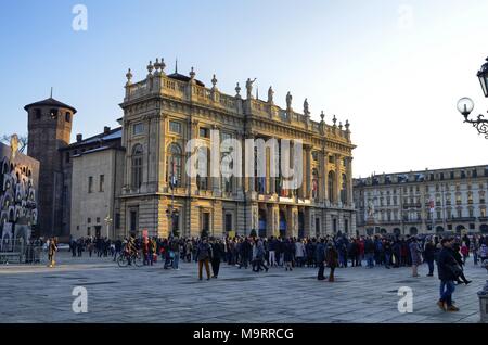 Turin, Italien, Piemont, 8. Dezember 2017. Piazza Castello mit prominenten Madama Palace, Touristen. Stockfoto