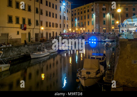 Schöne Nacht Blick auf die Kanäle von Livorno im Venezia Bezirk, Toskana, Italien Stockfoto