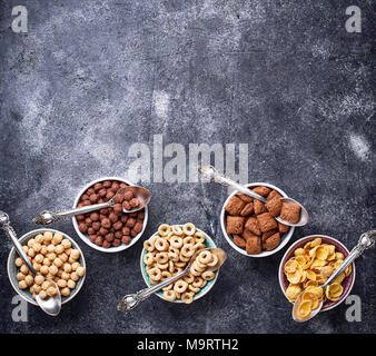 Auswahl von verschiedenen Cornflakes zum Frühstück. Ansicht von oben Stockfoto