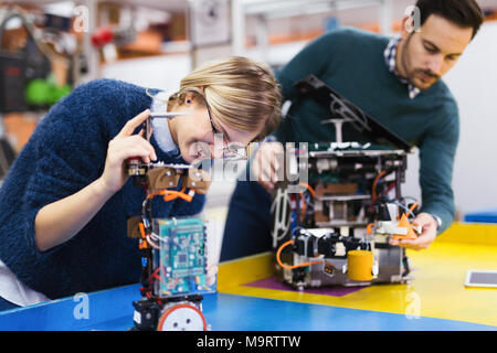 Junge Studenten der Robotik, die am Projekt Stockfoto