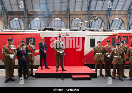 Kings Cross, London, UK. 27. März 2018. Die königliche Regiment von Füsilieren ist mit der Benennung eines Virgin Trains Class 91 Lokomotive geehrt. Stockfoto