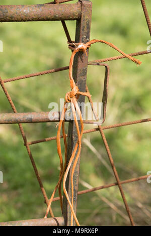 Die Landwirte Tor befestigt mit Ballenpresse Garn, Dorset UK Stockfoto