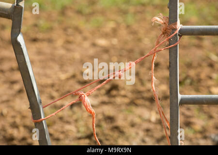 Die Landwirte Tor befestigt mit Ballenpresse Garn, Dorset UK Stockfoto