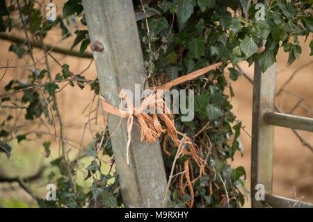 Die Landwirte Tor befestigt mit Ballenpresse Garn, Dorset UK Stockfoto