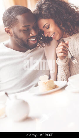 Positive freuen Paar von afrikanischen Menschen Zeit verbringen zusammen Stockfoto