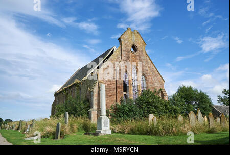 Die Verlassenen und schnell abklingenden Kinnell Pfarrkirche, die der kleinen Ortschaft Kinnell, in der Nähe von Arbroath in Angus, Schottland blickt. Stockfoto