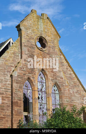 Die Giebel, die den Verfall und die Zerstörung der Pfarrkirche von Kinnell in der Nähe von Arbroath, Schottland. Stockfoto