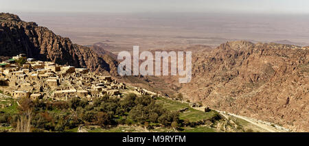 Das Dorf Dana am Rande des Dana Reserve, ein tiefes Tal schnitt in der süd-westlichen Bergregion des Königreichs Jordanien, Panoramablick auf die vie Stockfoto