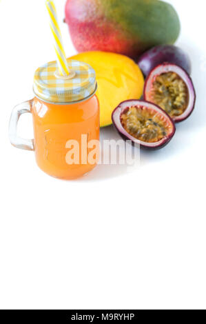 Mango und Passionsfrucht Fruchtsaft in einem Glas. Isolieren Stockfoto
