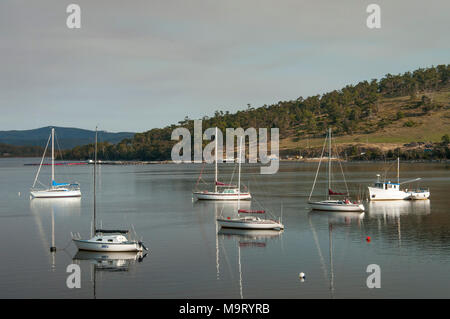 Boote im Huon River verankert, südliche Tasmanien, Australien Stockfoto