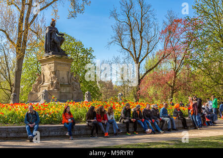 Menschen entspannend auf die Statue von Joost van den Vondel in den Vondelpark in Amsterdam Die Niederlande Stockfoto