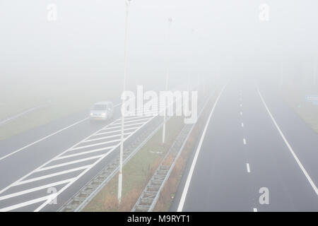 Nebel auf der Autobahn A 2 in Amsterdam Stockfoto