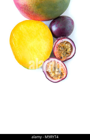 Mango und Passionsfrucht isoliert. Exotische leckere eingestellt Stockfoto