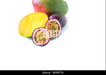 Mango und Passionsfrucht isoliert. Exotische leckere eingestellt Stockfoto