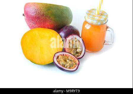 Mango und Passionsfrucht Fruchtsaft in einem Glas. Isolieren Stockfoto