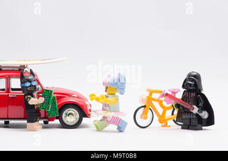 Lego Batman Geld mit n-pop Mädchen läuft zu ihm und Darth Vader Holding eine Blume zu beobachten. Stockfoto