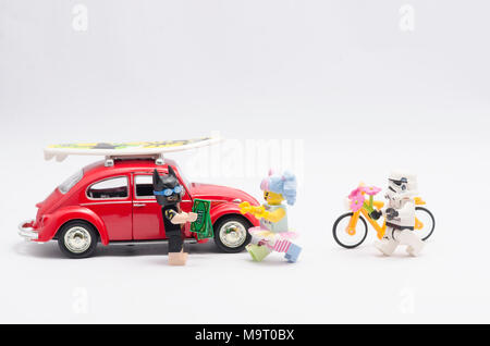 Lego Batman Geld mit n-pop Mädchen läuft auf ihn zu und Storm Trooper Holding eine Blume zu beobachten. Stockfoto