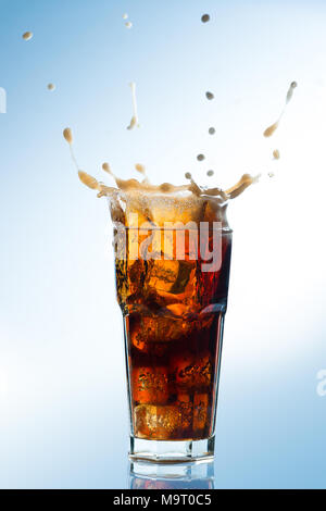 Eis Spritzer auf einem Glas Cola trinken Stockfoto