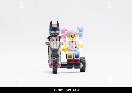 Lego Batman, Dirt Bike mit n-pop Mädchen. auf weißem Hintergrund. Stockfoto