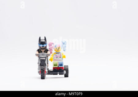 Lego Batman, Dirt Bike mit n-pop Mädchen. auf weißem Hintergrund. Stockfoto