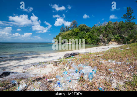 Plastikflaschen auf einem Ufer, Kudat, Sabah, Malaysia, Borneo, Stockfoto