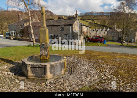 Dorfbrunnen in Langgcliffe die Yorkshire Dales Stockfoto