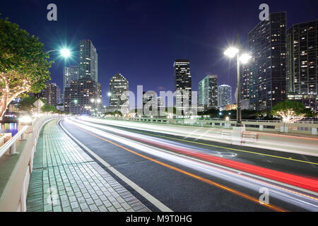 Streifen leuchtet auf Brickell Key Drive mit Brickell Bezirk Skyline, Miami, Florida, USA Stockfoto