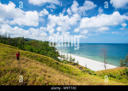 Menschen wandern auf einigen Hügeln, Kudat, Sabah, Malaysia, Borneo, Stockfoto